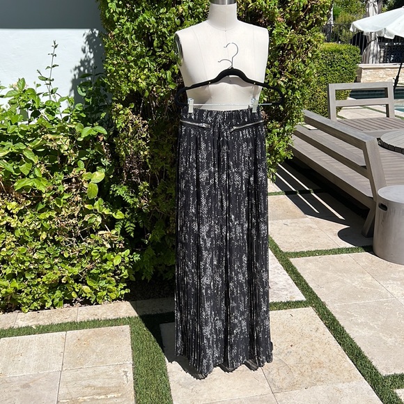 The Kooplea Sport black & grey pleated skirt Size Small - Picture 2 of 9